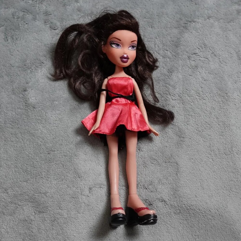 Bratz Katia Play Doll Brown Wavy Hair Purple Eyes Fashion Outfit